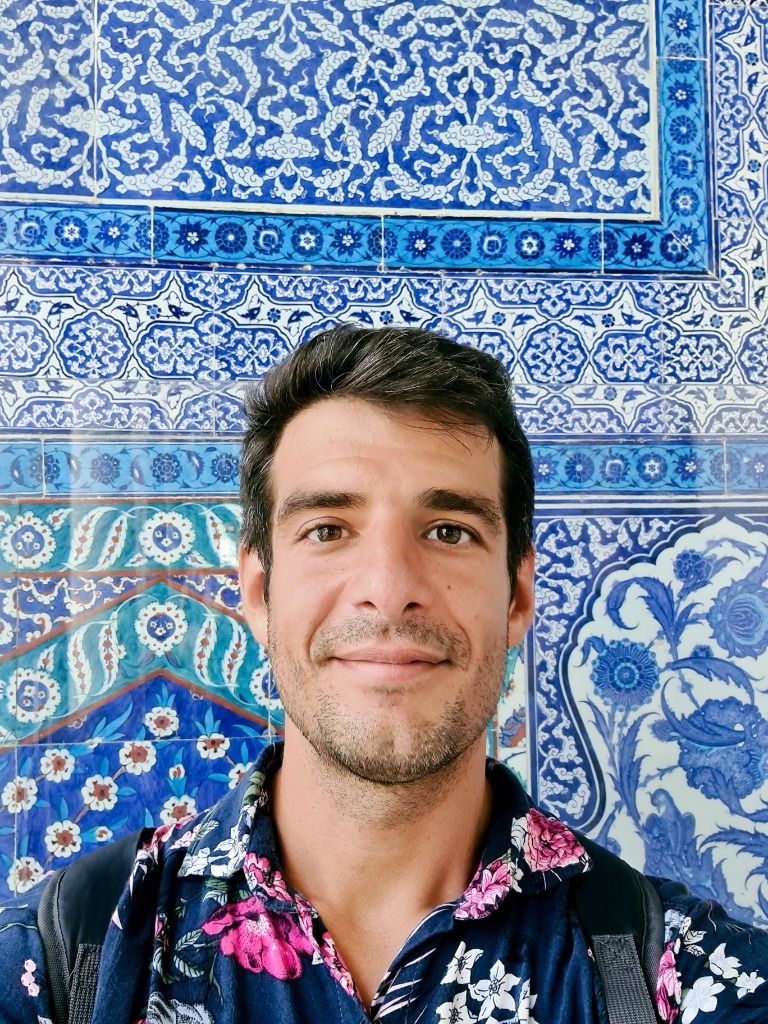 Agustín Mironescu - CEO MONO Agency Retrato fotográfico de Agustín Mironescu, CEO y Director Creativo Estratégico de la agencia MONO